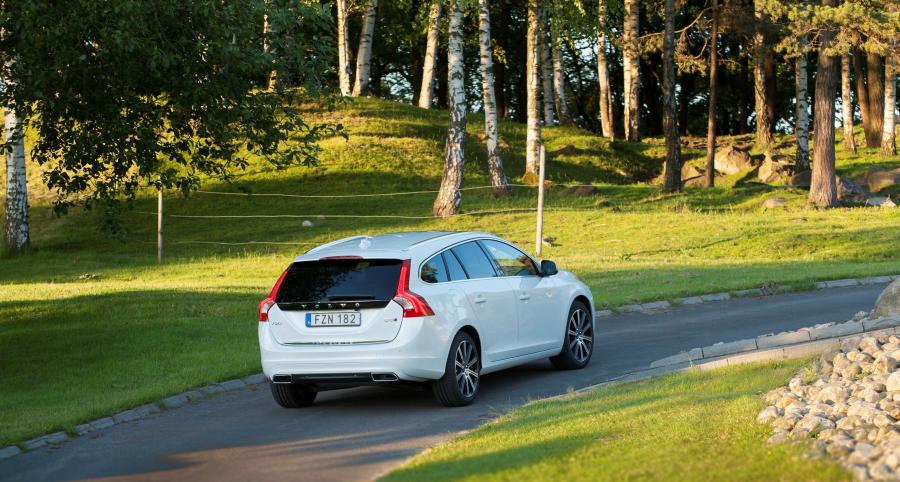  Volvo V60 Twin Engine 2015 года  (фото 2 из 17)